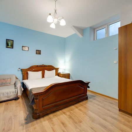 Rustaveli Two Bedroom Apartment With 5 Star Location 第比利斯 外观 照片