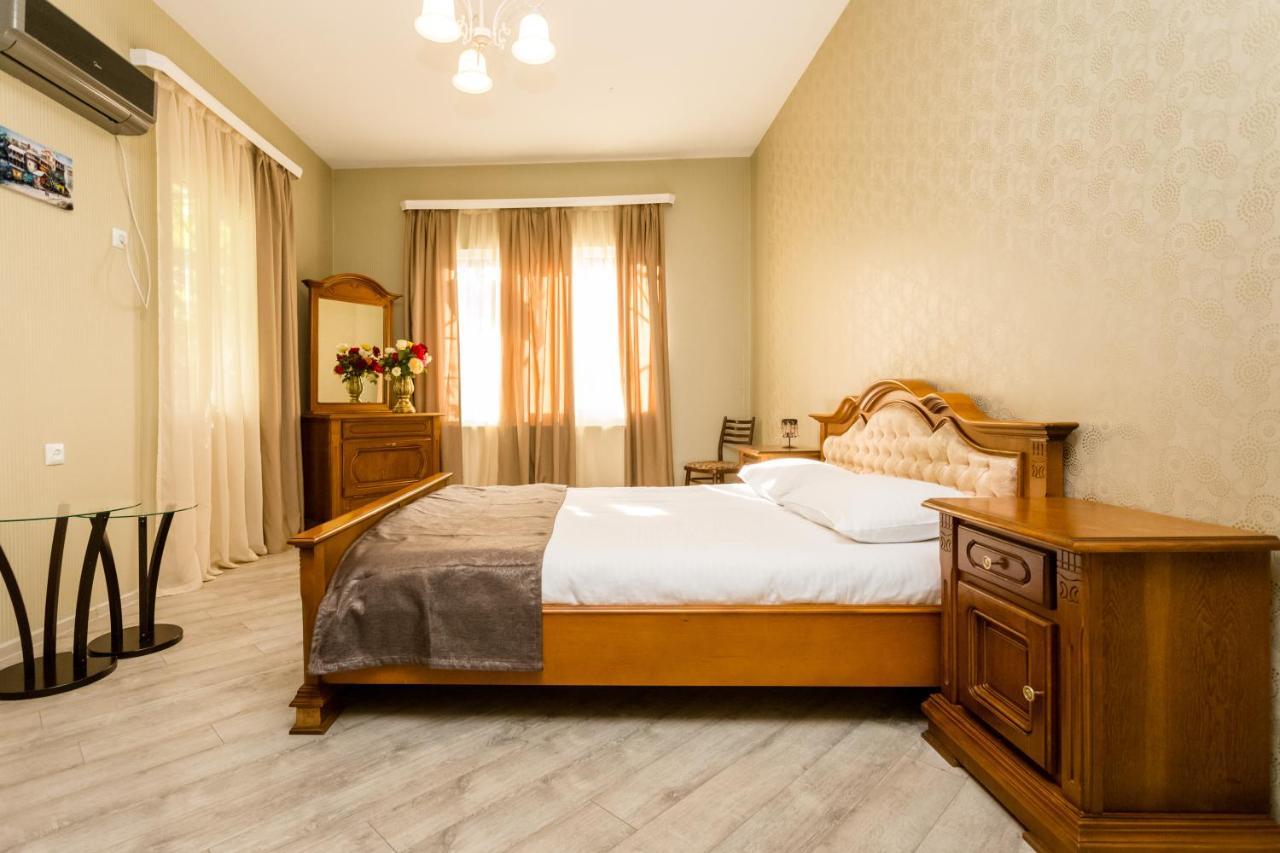 Rustaveli Two Bedroom Apartment With 5 Star Location 第比利斯 外观 照片