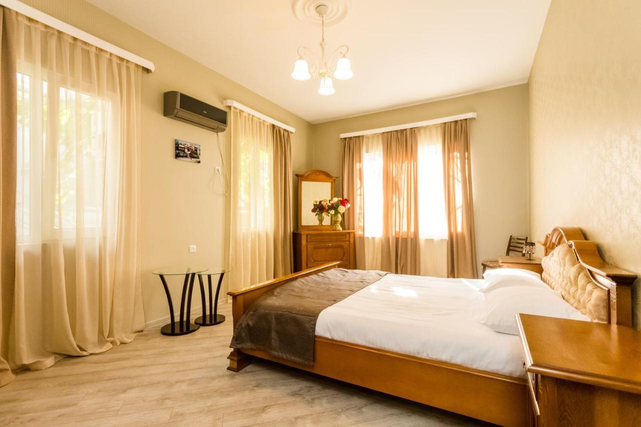 Rustaveli Two Bedroom Apartment With 5 Star Location 第比利斯 外观 照片