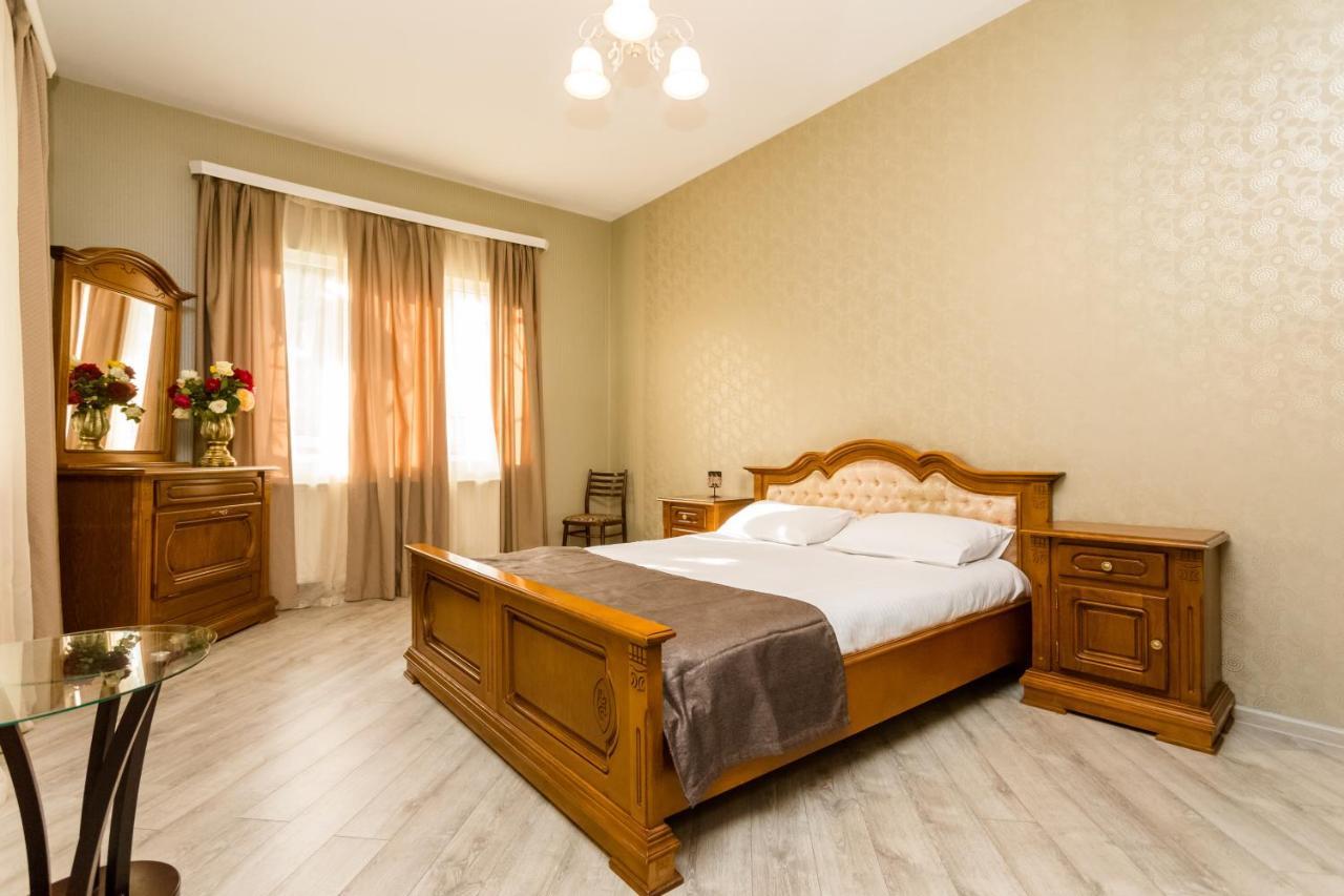 Rustaveli Two Bedroom Apartment With 5 Star Location 第比利斯 外观 照片