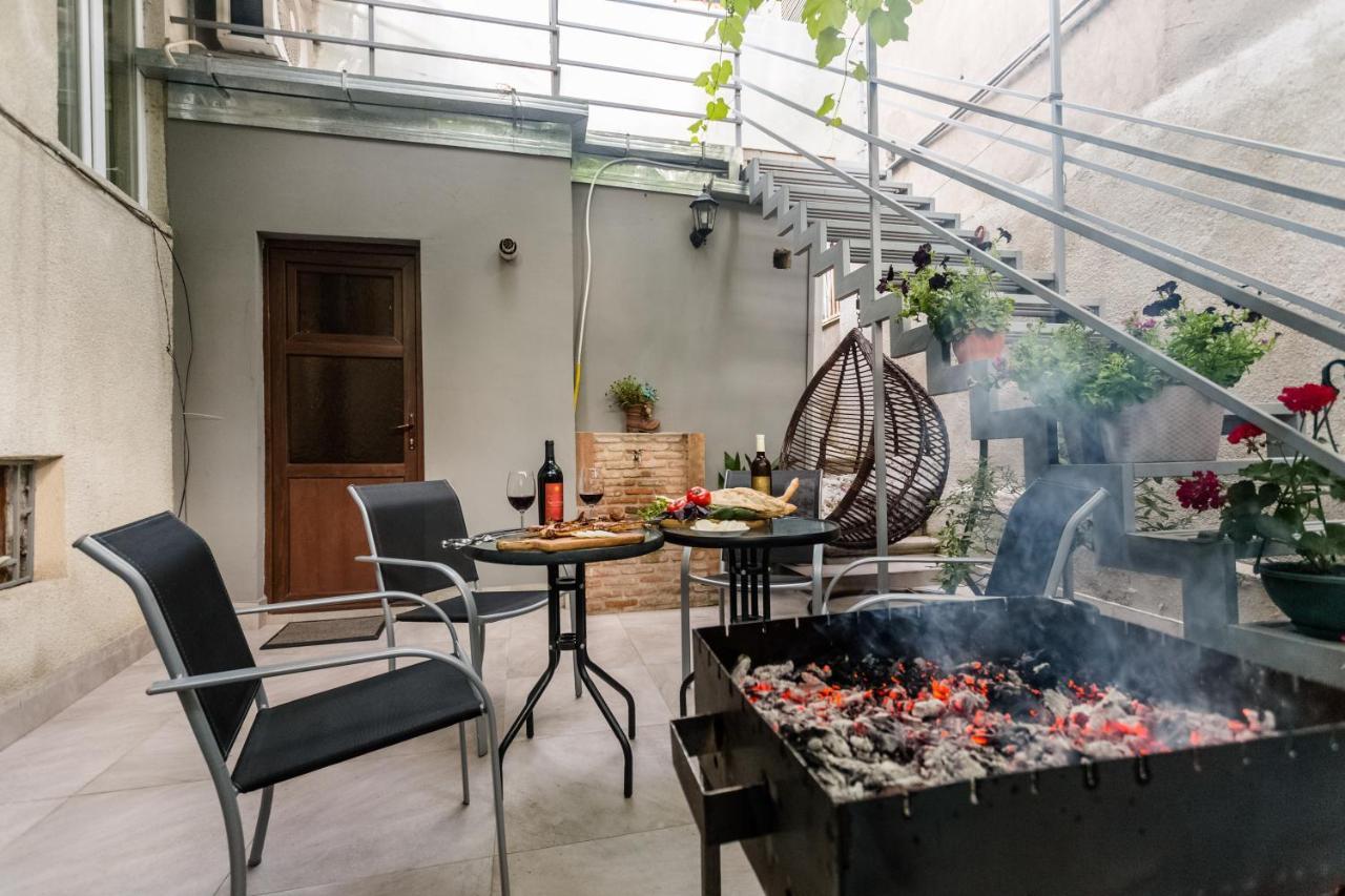 Rustaveli Two Bedroom Apartment With 5 Star Location 第比利斯 外观 照片