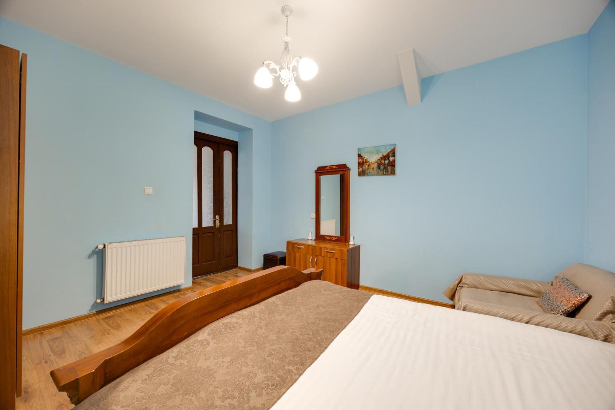 Rustaveli Two Bedroom Apartment With 5 Star Location 第比利斯 外观 照片