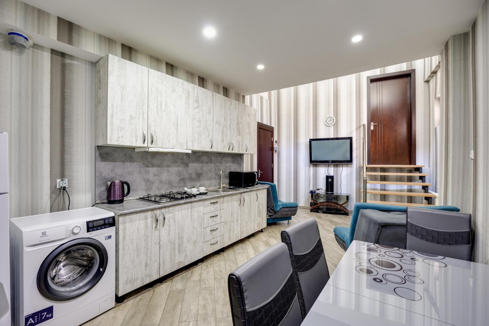Rustaveli Two Bedroom Apartment With 5 Star Location 第比利斯 外观 照片